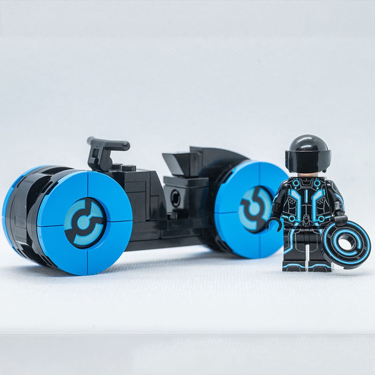 BLOK Lightcycle w/ Minifig